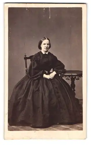 Fotografie Fotograf und Ort unbekannt, Portrait Dame im Reifrockkleid mit zurückgebunden Haaren
