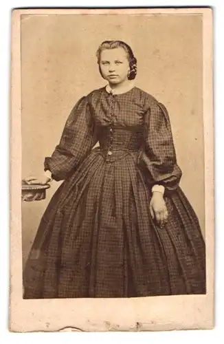 Fotografie Fotograf und Ort unbekannt, Portrait junge Frau im karierten Kleid mit Zöpfen