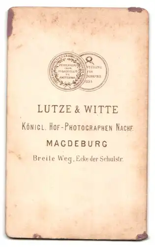Fotografie Lutze & Witte, Magdeburg, Breite Weg Ecke Schulstr., Portrait Fr. Uchtländer mit Schmuck, Brosche & Ohrringe