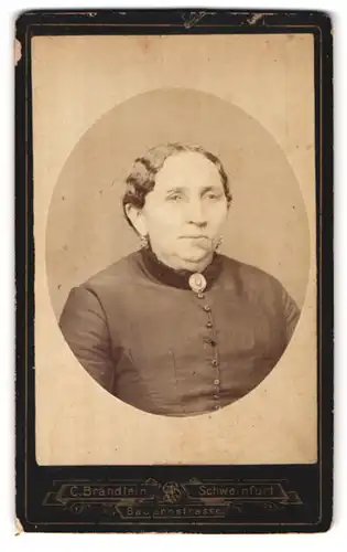 Fotografie C. Brändlein, Schweinfurt, Bauernstrasse, Portrait Grossmutter Uchtländer mit Schmuck - Brosche