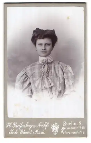 Fotografie H. Greifenhagen Nachf., Berlin, Brunnenstr. 17-18, Portrait Fr. Speck im eleganten Kleid mit Karomuster