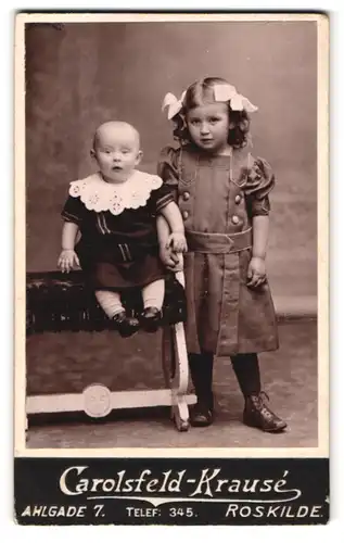 Fotografie Carolsfeld-Krausé, Roskilde, Ahlgade 7, Süsses Mädchen mit ihrem kleinen Brüderchen