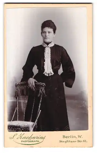 Fotografie S. Zacharias, Berlin W., Steglitzer Strasse 61, Bürgerliche in schwarzem Kleid mit Spitzenkragen