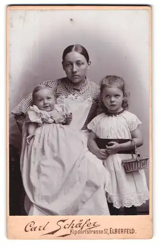 Fotografie Carl Schäfer, Elberfeld, Kipdorfstrasse 57, Junge Mutter mit ihren Kindern