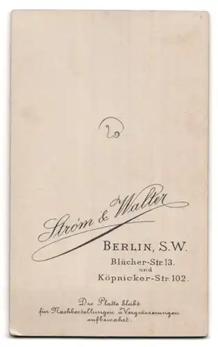 Fotografie Strom & Walter, Berlin S.W., Blücherstrasse 13, Kleinkind mit erstauntem Blick