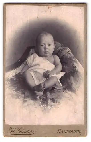 Fotografie Hermann Günter, Hannover, Marienstrasse 7, Süsser Säugling auf einem Sofa