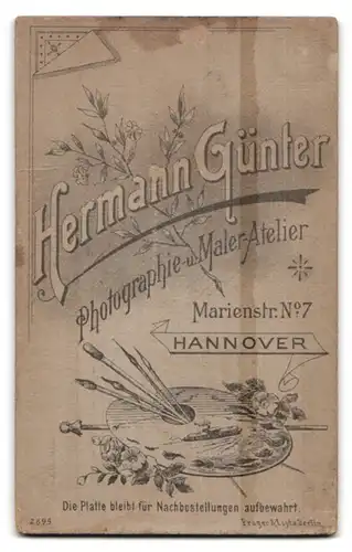 Fotografie Hermann Günter, Hannover, Marienstrasse 7, Süsser Säugling auf einem Sofa