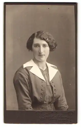 Fotografie Gustaf Nilsson, Boräs, Dunkelhaarige elegante Frau