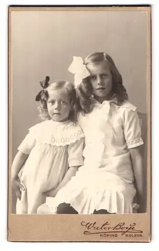 Fotografie Victor Boije, Köping, Hübsche Schwestern in weissen Kleidern