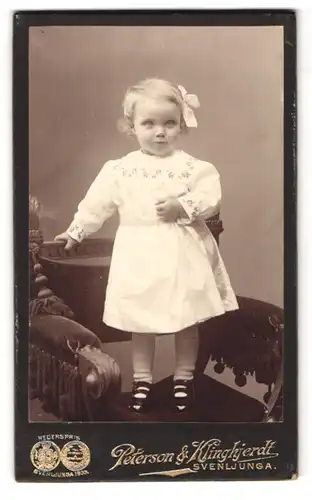 Fotografie Peterson & Klinghjerdt, Svenljunga, Flachsblondes Mädchen in weissem Kleid