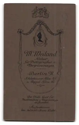 Fotografie M. Weiland, Berlin N., Schönhauser Allee 49, Knabe mit Spielzeugreifen