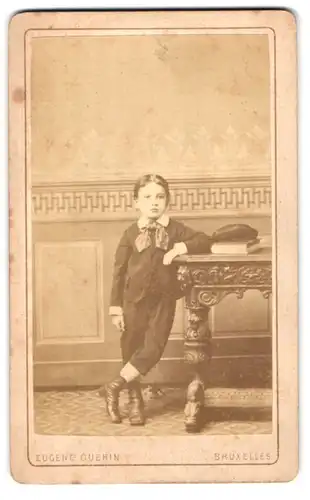 Fotografie Eugene Guerin, Bruxelles, 32, Reu de Louvain, Portrait kleiner Junge in modischer Kleidung
