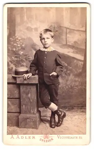 Fotografie A. Adler, Dresden, Victoriastrasse 21, Portrait kleiner Junge in hübscher Kleidung