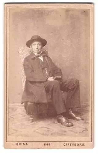 Fotografie Julius Grimm, Offenburg i /B., Portrait modisch gekleideter Herr mit Hut