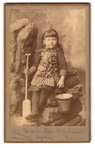 Fotografie Fabronius, Bruxelles, 9, Rue neuve, Portrait kleines Mädchen im Kleid mit Eimer und Schaufel