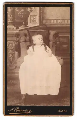 Fotografie A. Breuning, Hanau, Bleichstrasse 12, Portrait süsses Kleinkind im weissen Kleid