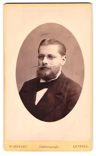 Fotografie W. Höffert, Leipzig, Schlossgasse 16, Portrait modisch gekleideter Herr mit Brille und Vollbart