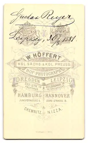 Fotografie W. Höffert, Leipzig, Schlossgasse 16, Portrait modisch gekleideter Herr mit Brille und Vollbart