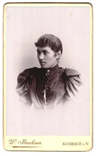 Fotografie W. Bruckner, Auerbach i /V., Portrait junge Dame mit zurückgebundenem Haar