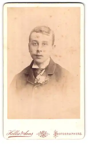 Fotografie Hellis & Sons, London-W, 211 & 213, Regent Street, Portrait junger Mann in modischer Kleidung