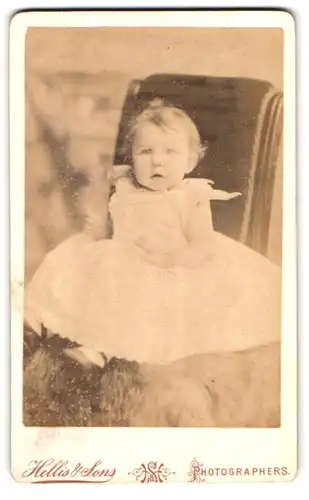 Fotografie Hellis & Sons, London-W, 211 & 213, Regent Street, Portrait süsses Kleinkind im weissen Kleid