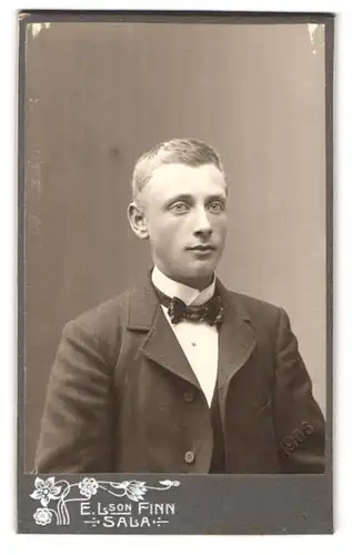 Fotografie E. Lson Finn, Sala, Drottninggatan 14, Portrait junger Herr im Anzug mit Fliege