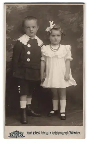 Fotografie Karl Lützel, München, Augustenstrasse 16, Portrait Kinderpaar in hübscher Kleidung