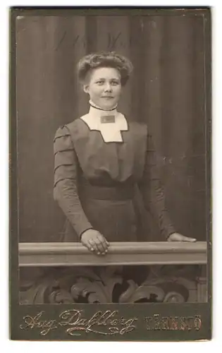 Fotografie Aug. Dahlberg, Tärnsjö, Portrait junge Dame im modischen Kleid