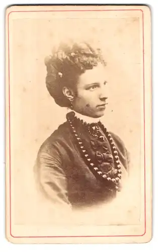Fotografie E. Lehmann, Ort unbekannt, Portrait junge Dame im Kleid mit Halskette