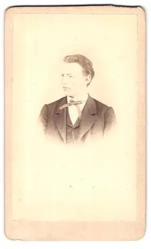 Fotografie Ed. Nädelin, Nürtingen, Portrait junger Mann im Anzug mit Fliege