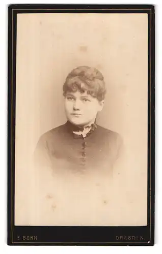 Fotografie E. Born, Dresden, Pragerstrasse 5, Portrait junge Dame in zeitgenössischer Kleidung