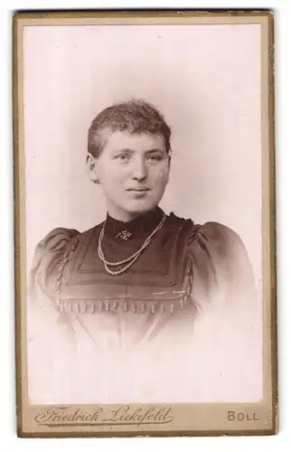 Fotografie Friedrich Liekefeld, Boll, Portrait junge Dame mit zurückgebundenem Haar