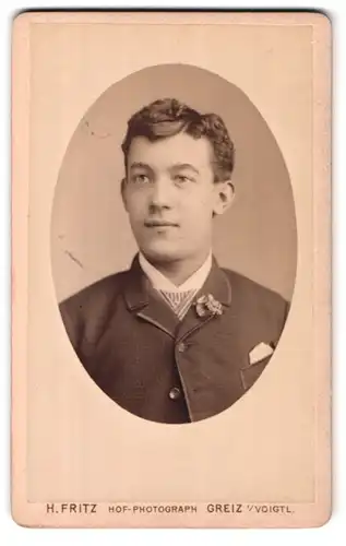 Fotografie H. Fritz, Greiz i /Voigtl., Weststrasse 6, Portrait junger Herr in modischer Kleidung