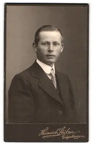 Fotografie Heinrich Stüben, Gröpelingen, Portrait junger Herr im Anzug mit Krawatte