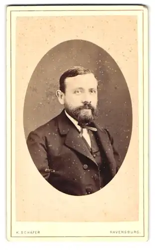 Fotografie K. Schäfer, Ravensburg, Burgstrasse 184, Brustportrait modisch gekleideter Herr mit Schifferskrause