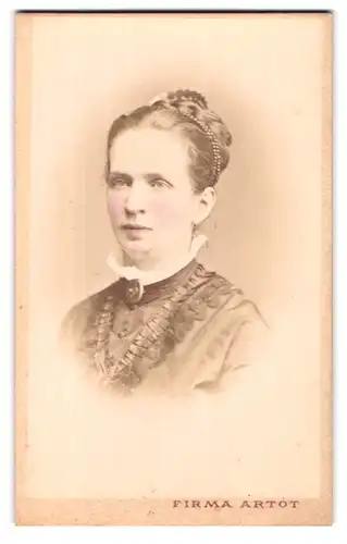 Fotografie Artot, Wien, Mariahilf Hauptstrasse 33, Portrait junge Dame mit Kragenbrosche