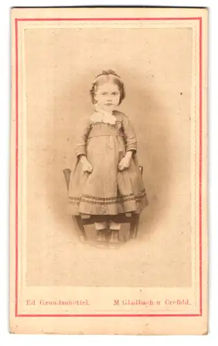 Fotografie Ed. Grundschötttel, M.-Gladbach, Crefelderstrasse 46, Portrait kleines Mädchen im modischen Kleid