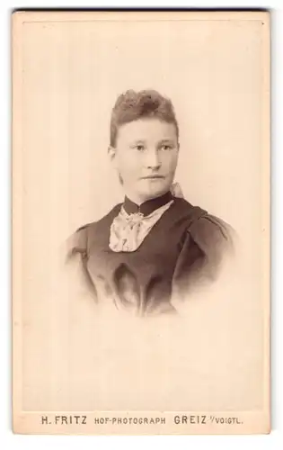 Fotografie H. Fritz, Greiz i /Voigtl., Portrait junge Dame im eleganten Kleid