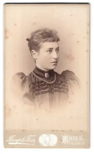 Fotografie Joseph Fier, Trier, Fleischstrasse 31, Portrait junge Dame mit Kragenbrosche und Halskette