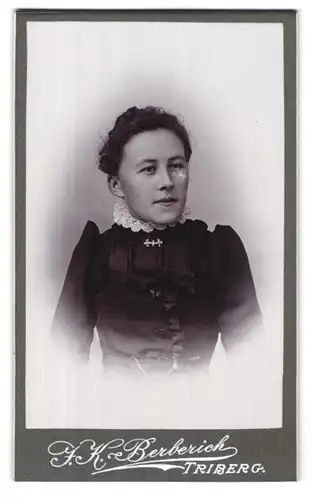 Fotografie J. K. Berberich, Triberg, Portrait junge Dame im eleganten Kleid