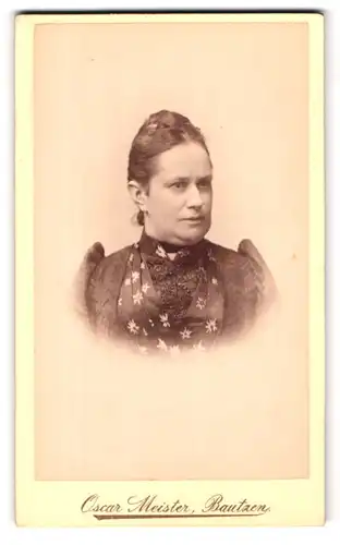 Fotografie Oscar Meister, Bautzen, Portrait bürgerliche Dame mit hochgestecktem Haar