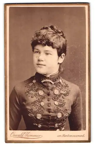 Fotografie Oswald Zimmer, Dresden-A, Zeughausstrasse 3, Portrait junge Dame im Kleid mit Kragenbrosche