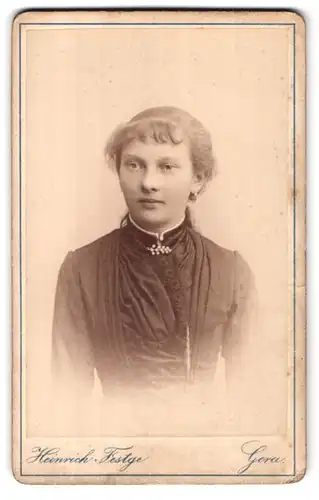Fotografie Heinrich Festge, Gera, Sorge 13, Portrait junge Dame mit Kragenbrosche