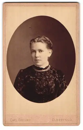 Fotografie Carl Freund, Elberfeld, Hofauerstrasse 80, Portrait junge Dame mit Halskette