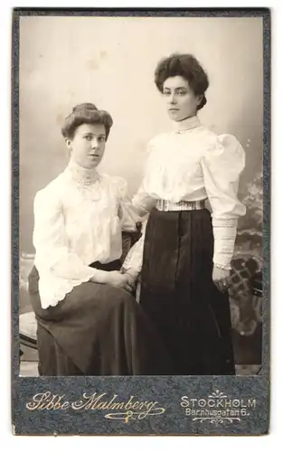 Fotografie Sibbe Malmberg, Stockholm, Barnhusgatan 6, Portrait zwei junge Damen in weissen Blusen