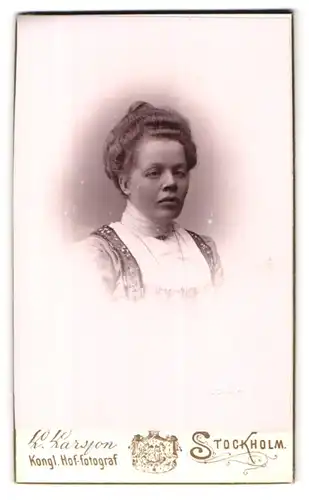 Fotografie L. Larsson, Stockholm, Portrait bürgerliche Dame mit hochgestecktem Haar