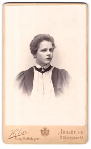 Fotografie H. Holm, Jönköping, Ö Storgatan 53, Portrait junge Dame in modischer Kleidung