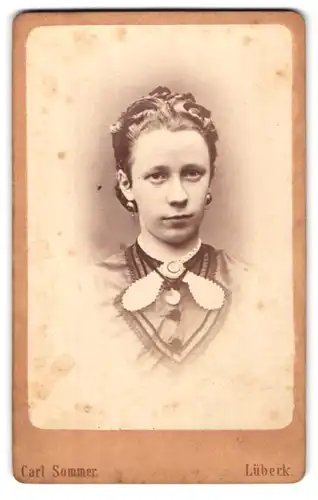 Fotografie Carl Sommer, Lübeck, Beckergrube 150, Portrait junge Dame mit Kragenbrosche und Medaillon