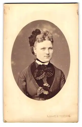 Fotografie L. Haase & Co., Berlin, Friedrichs-Strasse 178, Portrait junge Dame im hübschen Kleid