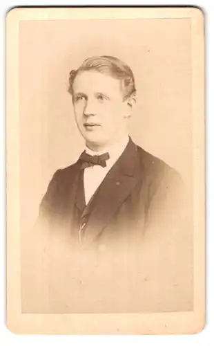 Fotografie Wilhelm Grundner, Berlin, Krausen-Strasse 36, Portrait junger Herr im Anzug mit Fliege